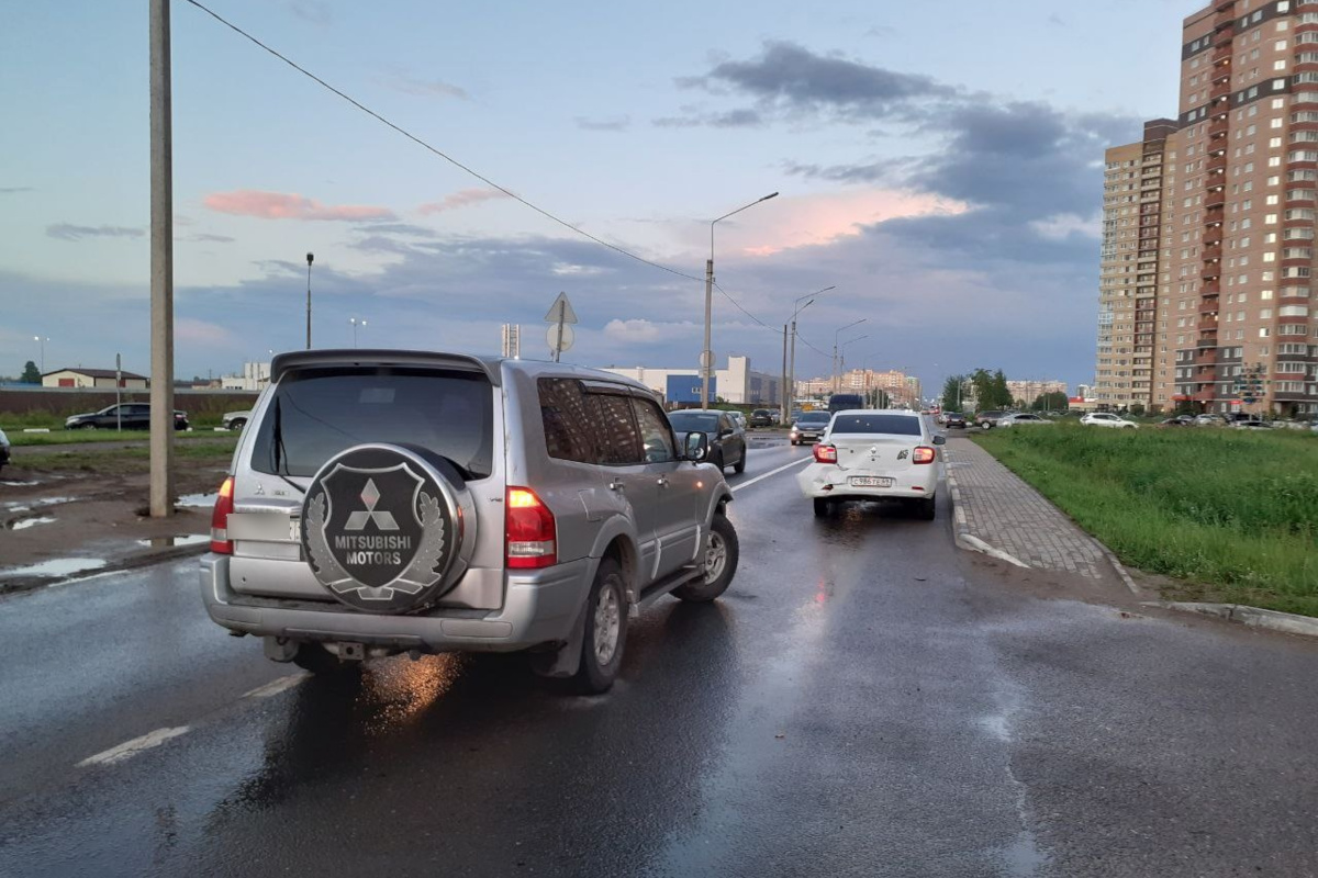 В Мамулино Mitsubishi Pajero протаранил Renault Logan