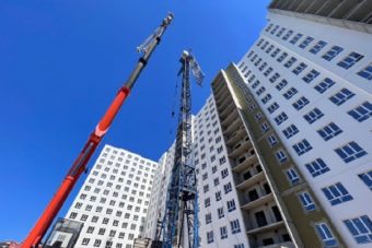 На стройке в Твери упавшая с высоты арматура убила рабочего