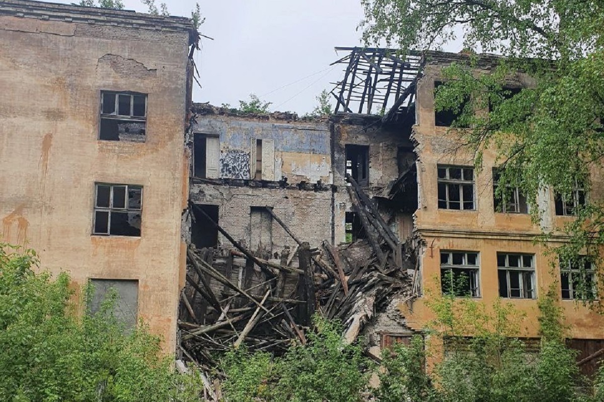 В Твери обрушилась бывшая 5 школа, где подростки рисковали жизнью