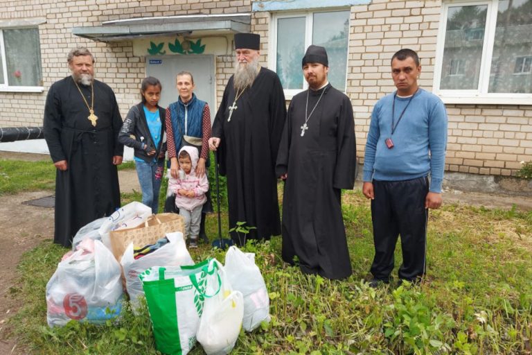Жители Тверской области помогли семье погорельцев с 12 детьми