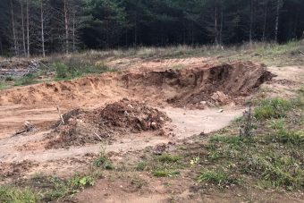 Под Тверью на участке сельхозземли сняли плодородный слой почвы