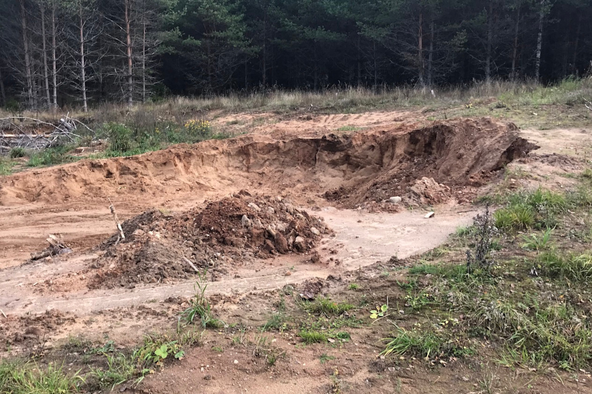 Под Тверью на участке сельхозземли сняли плодородный слой почвы