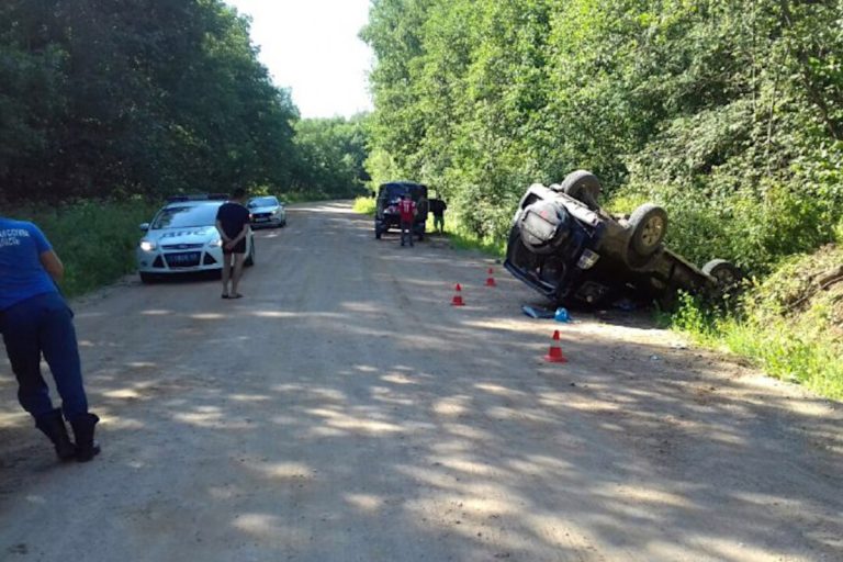 В Тверской области перевернулся внедорожник – пострадали двое пассажиров