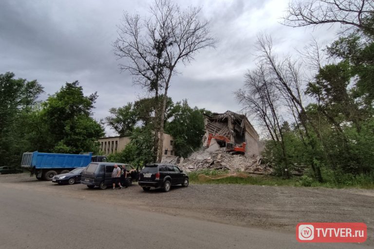 Территория аварийной 5 школы в Твери расчищена, что там будет?