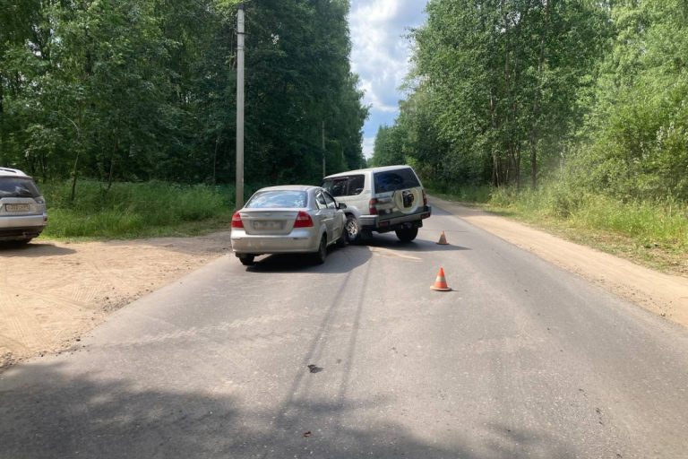 Авто-леди пострадала в ДТП со старым внедорожником в Тверской области