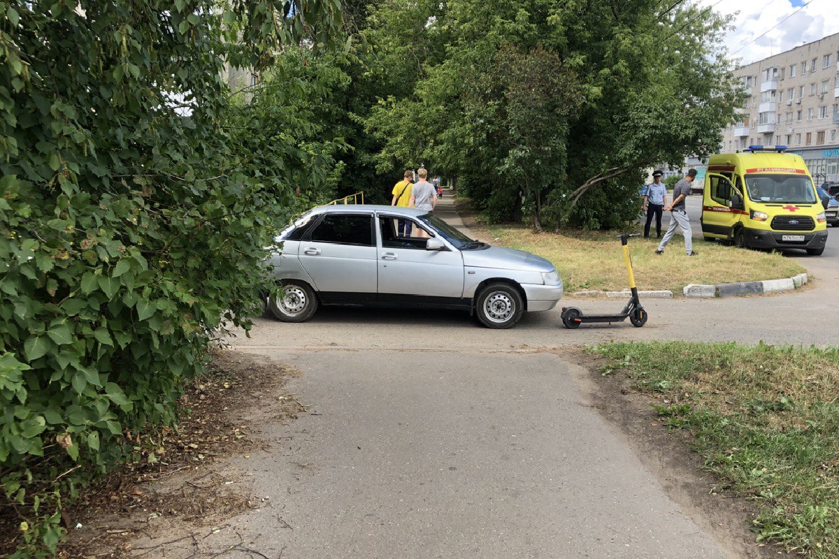 Двое детей на самокате попали под колёса автомобиля в Твери