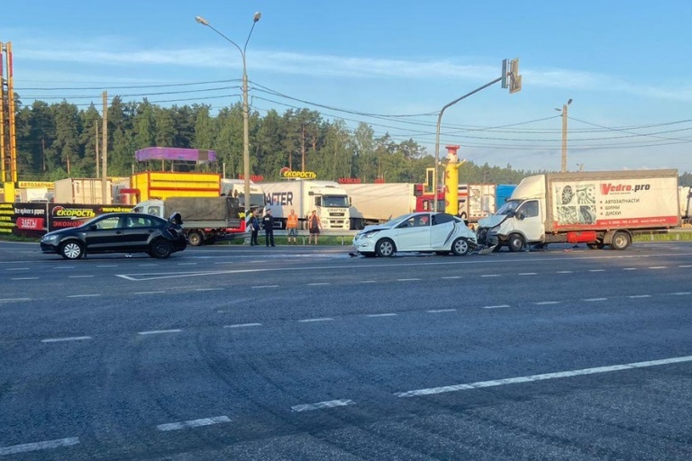 Три человека пострадали в ДТП с участием трех автомобилей на трассе М-10 в Тверской области