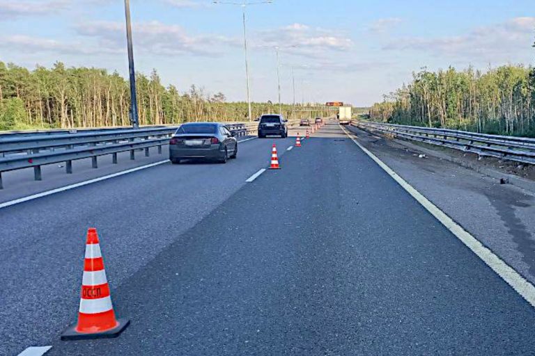 В Тверской области на трассе М-11 фура задела две легковушки и пассажира