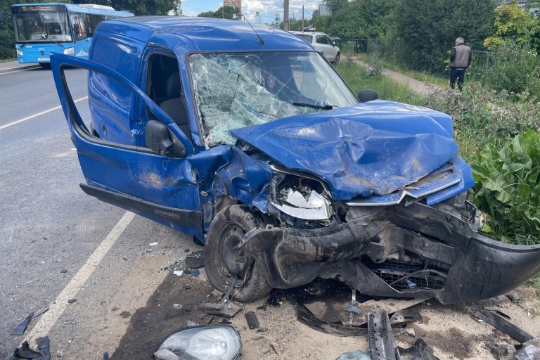 Два человека пострадали в столкновении двух автомобилей в Твери