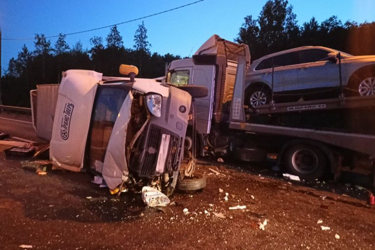 Автовоз протаранил три ГАЗели на трассе М-10 под Тверью