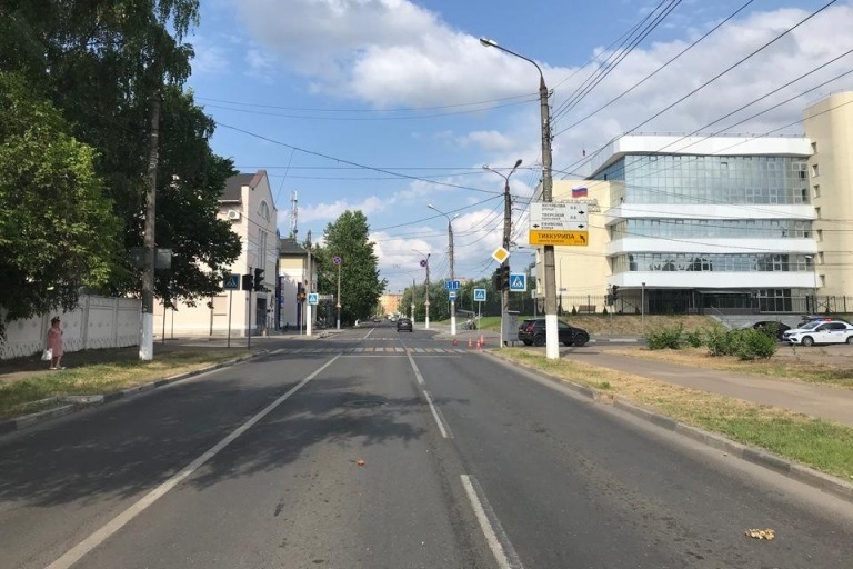 Возле Дворца правосудия в Твери Opel сбил пешеходов на зебре