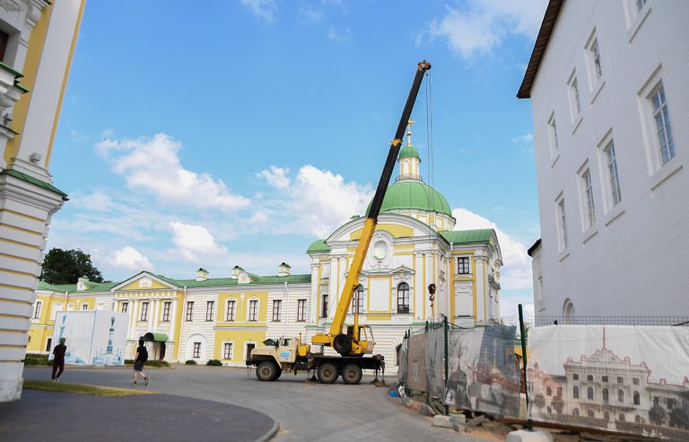 Работы по благоустройству Соборной площади в Твери идут полным ходом