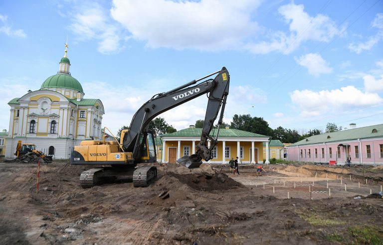 Работы по благоустройству Соборной площади в Твери идут полным ходом