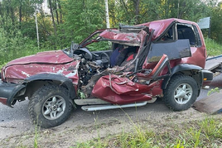 Водитель внедорожника погиб при столкновении с деревом в Тверской области