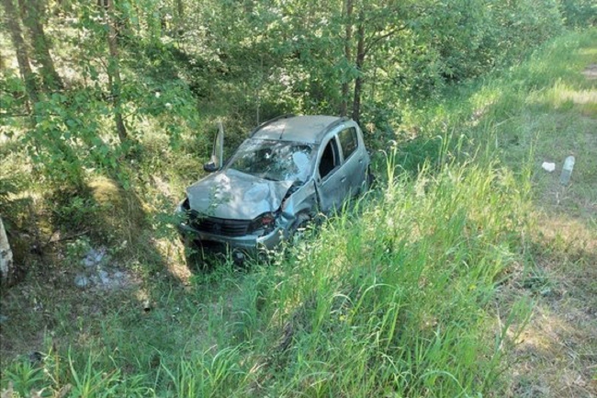 Под Тверью иномарка съехала в кювет. Есть пострадавший