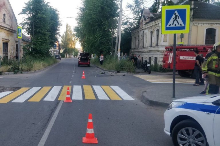Мужчина и девочка пострадали при столкновении автомобиля и мотоцикла в Тверской области