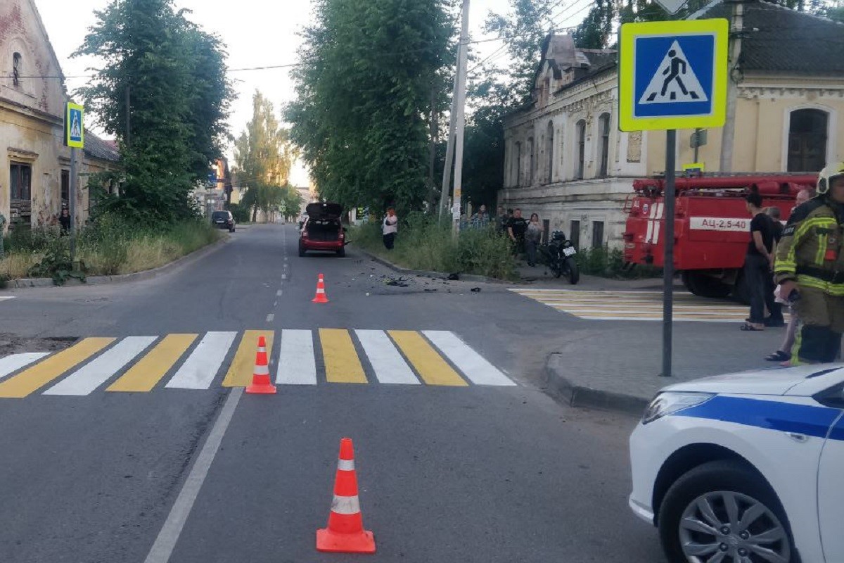 Мужчина и девочка пострадали при столкновении автомобиля и мотоцикла в Тверской области