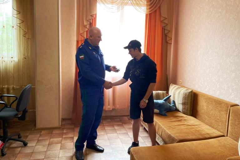 Парень-сирота получил ключи от квартиры из рук прокурора Тверской области