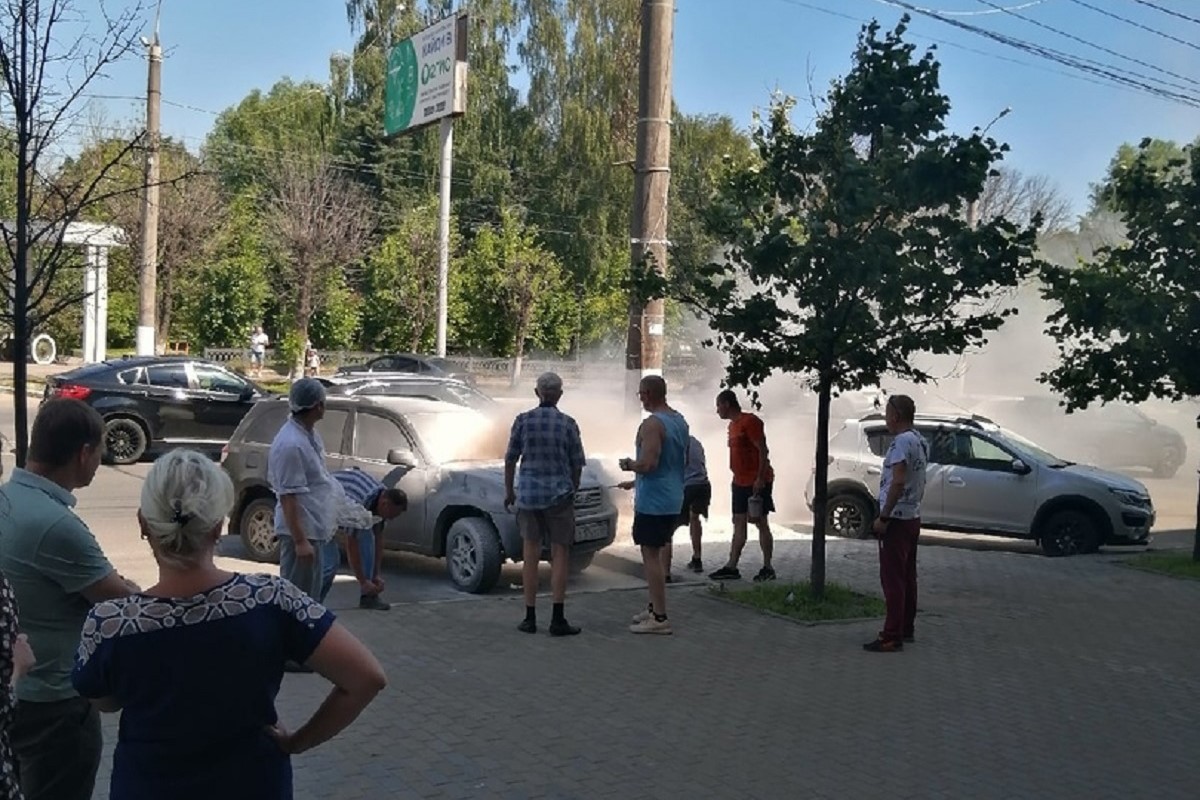 В Твери горел кроссовер, припаркованный возле торгового центра