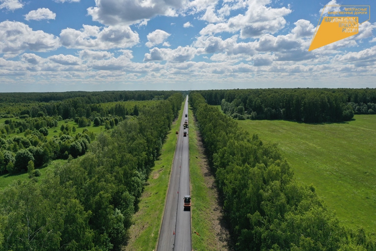 На дороге в Старицком районе Тверской области завершена укладка асфальтобетона