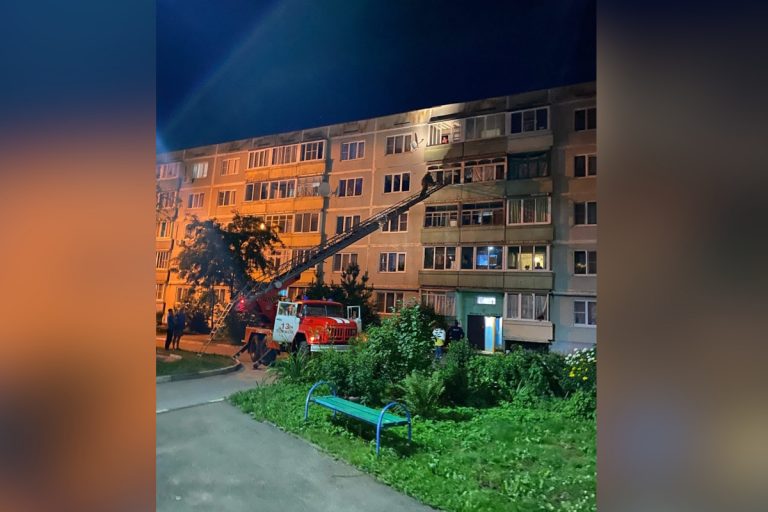 В Тверской области спасатели разбудили пенсионеров через балкон