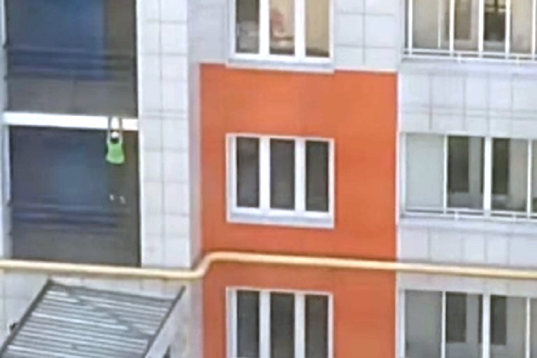 Ребенок сорвался с балкона многоэтажки в Твери