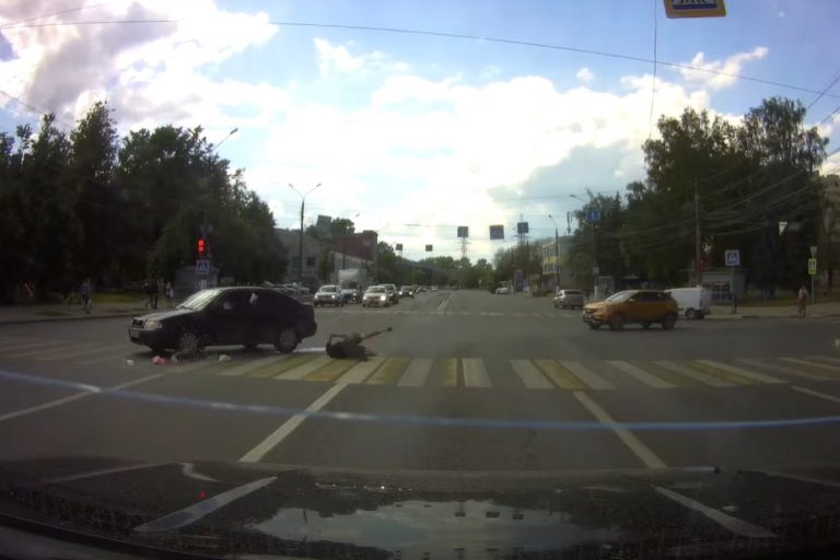 Странный наезд на пешехода в Твери попал на видео Странный наезд на пешехода в Твери попал на видео