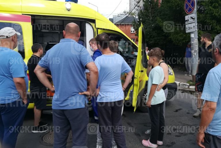 Мужчина и трое детей пострадали в ДТП с перевернувшимся автомобилем в центре Твери