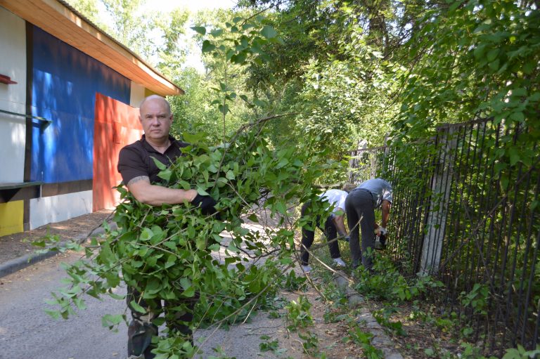 Член Общественной палаты города Твери Алексей Виноградов принял участие в благоустройстве территории на бульваре Цанова