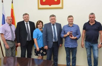 Гонщик Евгений Павлов награжден памятным знаком главы города Твери Гонщик Евгений Павлов награжден памятным знаком главы города Твери