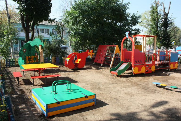 В детских садах Твери устанавливают новые игровые комплексы