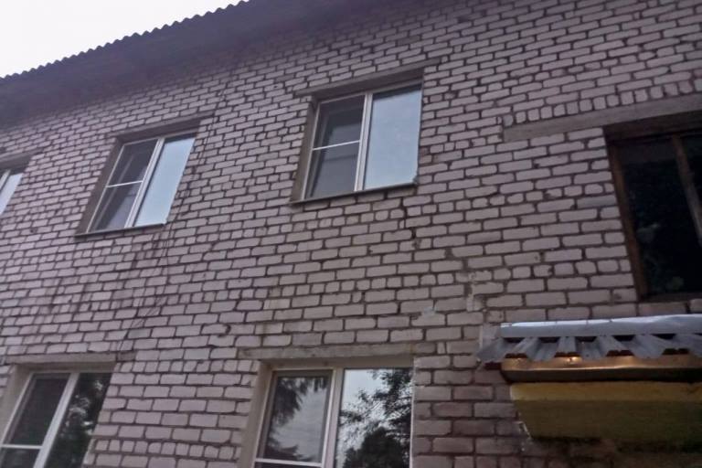 В Тверской области 2-летняя девочка выпала из окна второго этажа