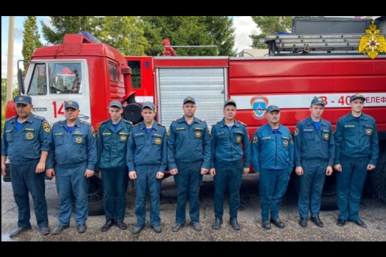 В Тверской области пожарные вынесли женщину из горевшего дома