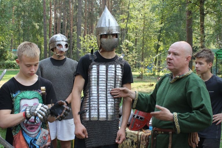 В загородных лагерях Твери проходят патриотические мероприятия