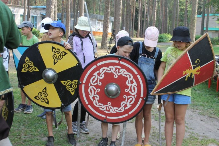 В загородных лагерях Твери проходят патриотические мероприятия