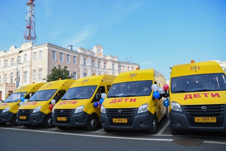 Муниципалитетам Тверской области передали новые школьные автобусы