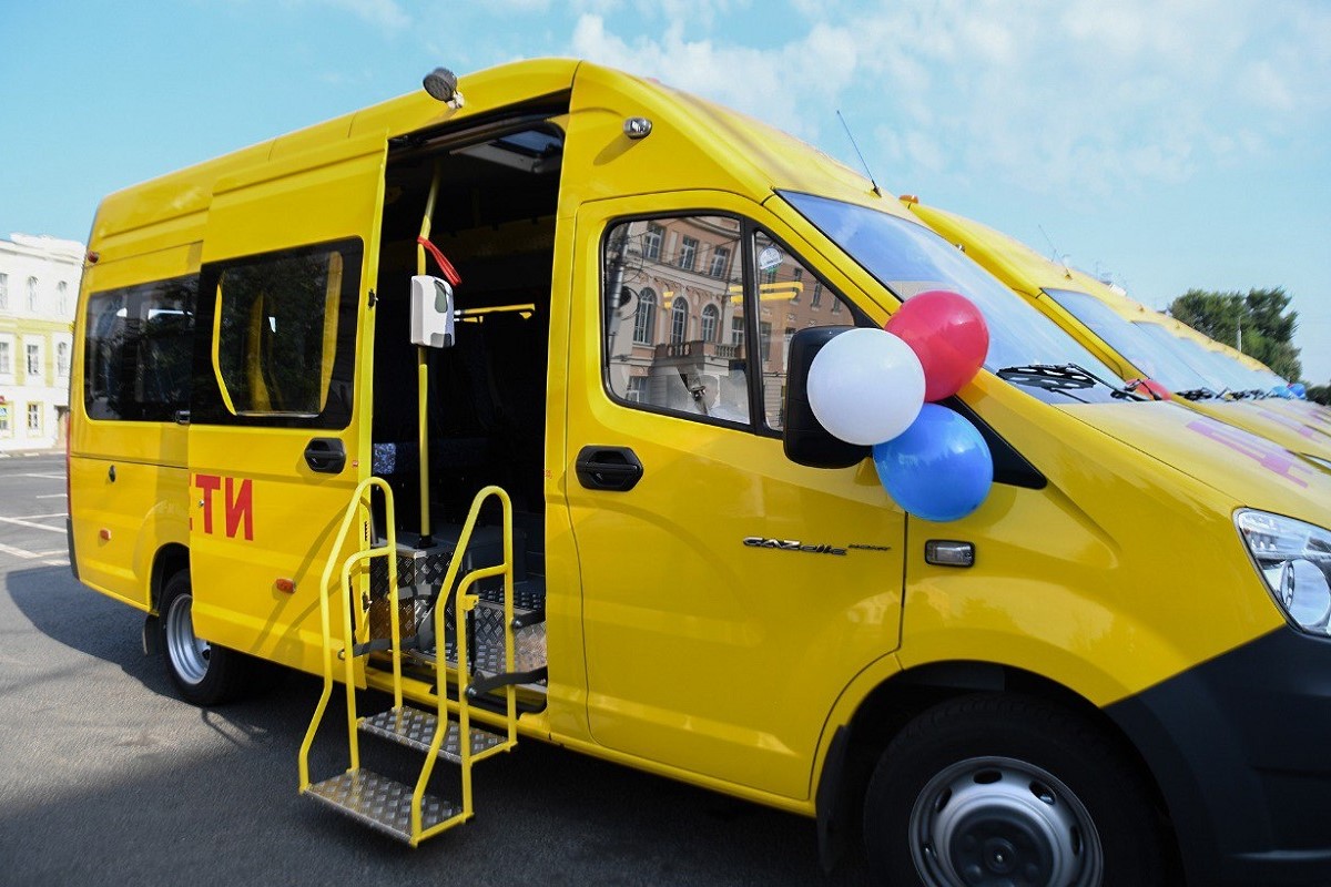 Муниципалитетам Тверской области передали новые школьные автобусы