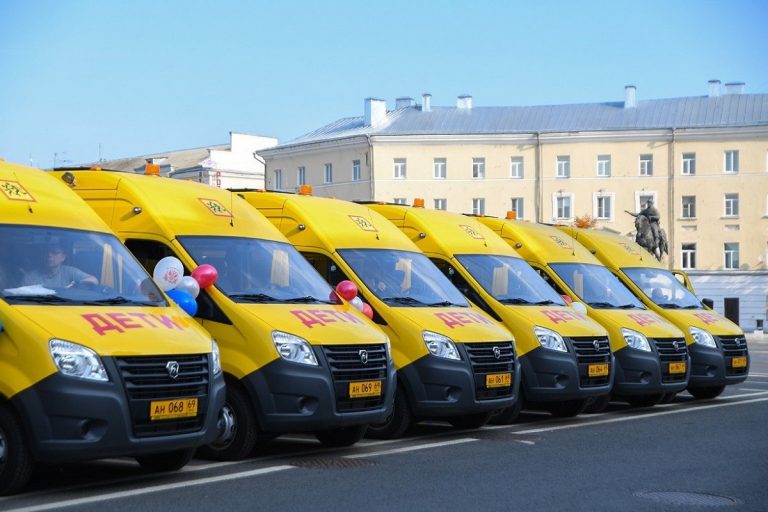 Муниципалитетам Тверской области передали новые школьные автобусы