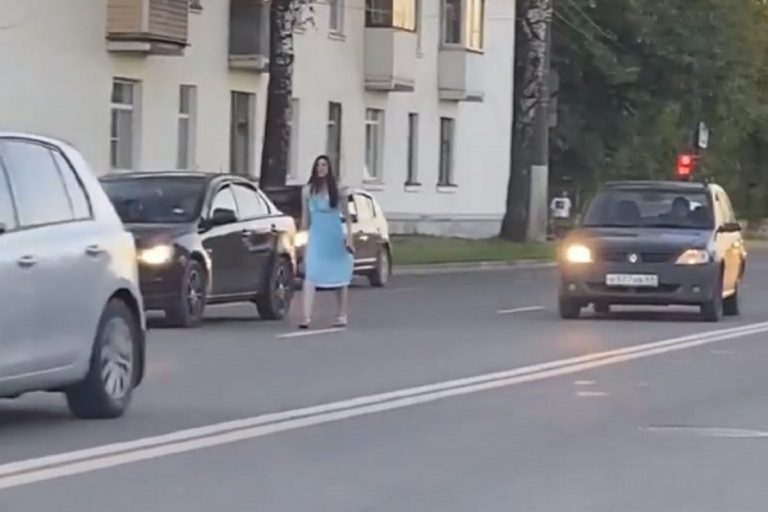 Молодая женщина разгуливала по оживленной автомагистрали в Твери