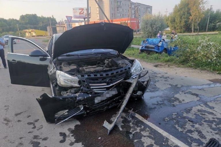 Водитель малолитражки погиб в лобовом ДТП в Тверской области