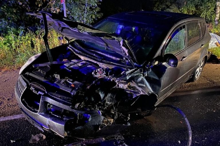 Под Тверью столкнулись Subaru и КамАЗ. Есть пострадавшие