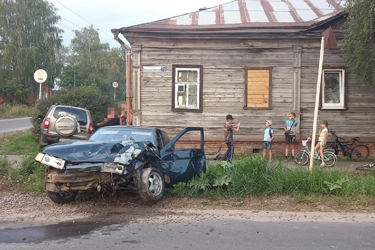 Две легковушки оказались в кювете после столкновения в Тверской области