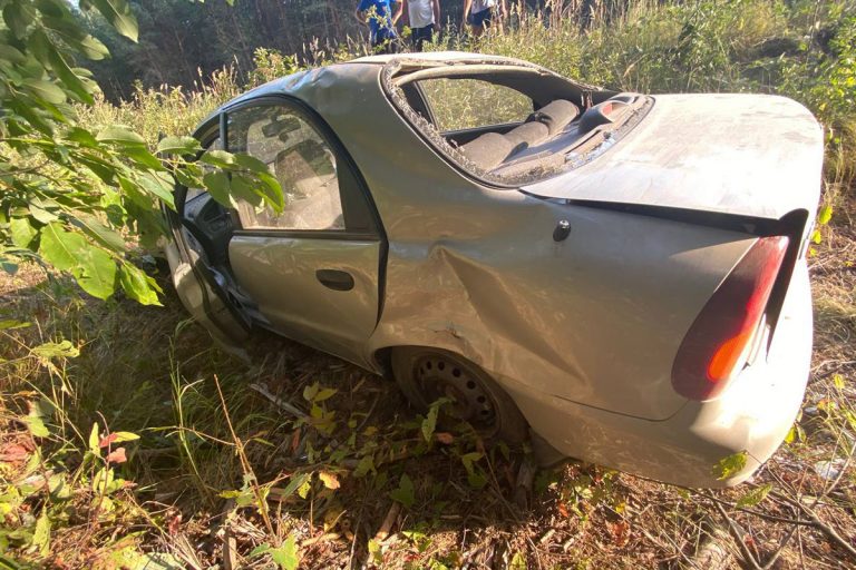 Под Тверью вылетела в кювет и опрокинулась легковушка