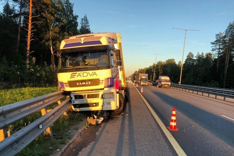 Невнимательный водитель КамАЗа сбил насмерть пешехода на М-11 в Тверской области