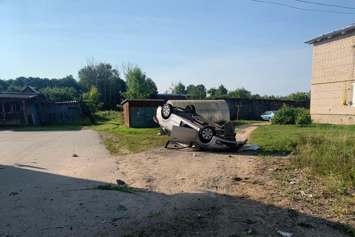 Иномарка прилегла возле жилого дома в Тверской области