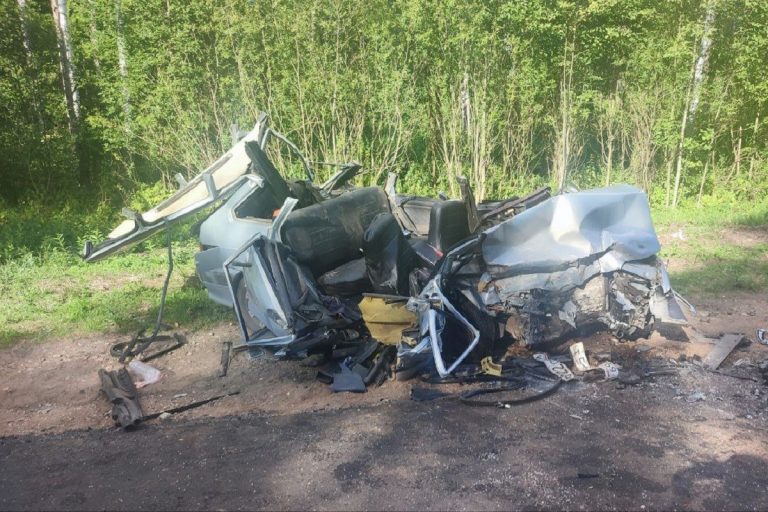 Один человек погиб при столкновении ВАЗ и Renault в Тверской области