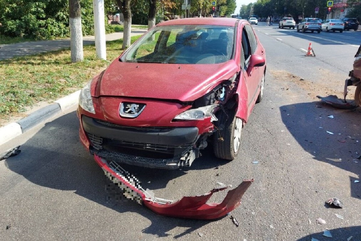 В Заволжском районе Твери столкнулись четыре автомобиля