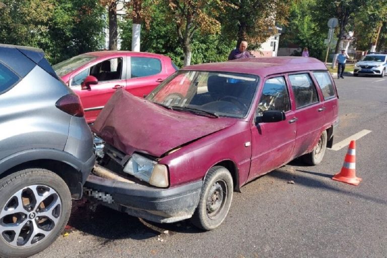 В Заволжском районе Твери столкнулись четыре автомобиля