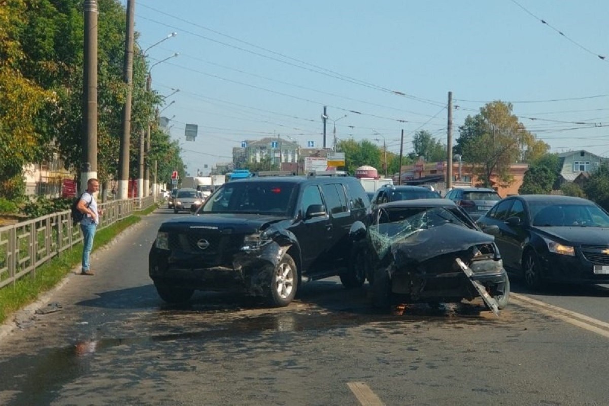 В Пролетарском районе Твери столкнулись ВАЗ и Nissan Pathfinder