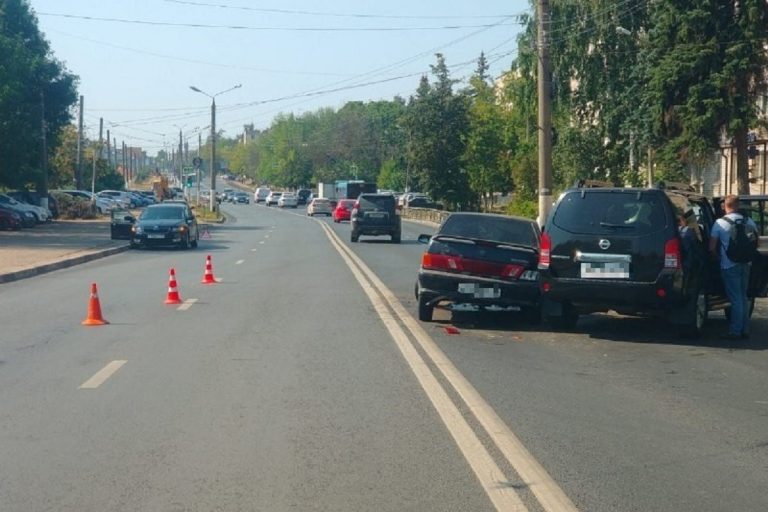В Пролетарском районе Твери столкнулись ВАЗ и Nissan Pathfinder